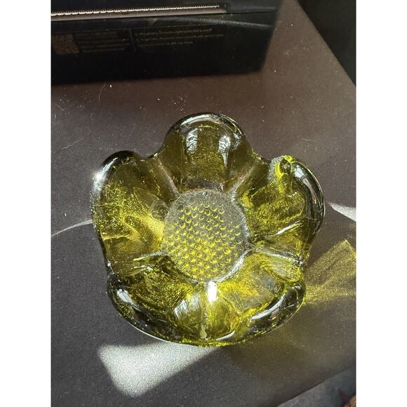 Vintage Avocado Green Small Ashtray (flower like tulip high side) MCM Free Ship - Picture 1 of 2